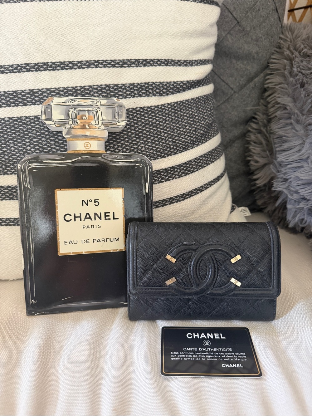 Authentic CHANEL Filigree Caviar Compact Wallet - Picture 1 of 16